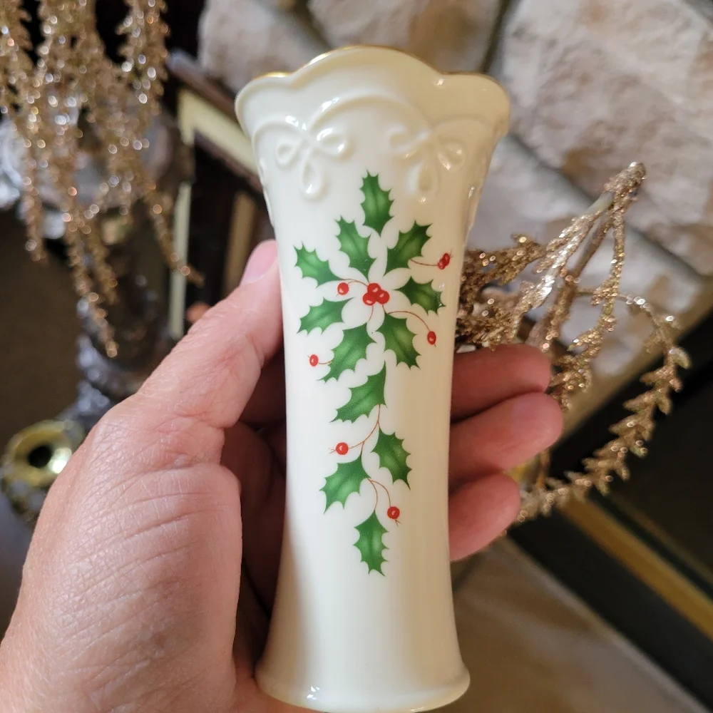 Lenox Holiday Vase ~ Dimension Collection ~ Holly ~ Christmas ~ Pretty